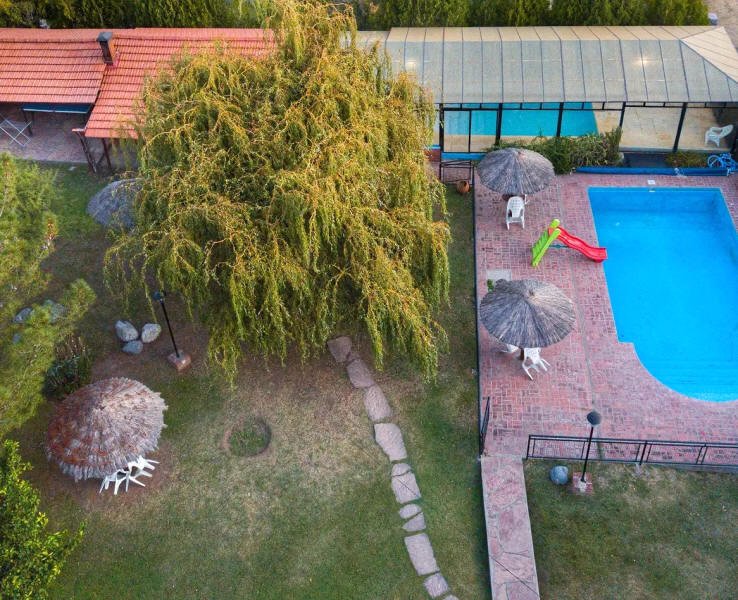 Parque y piscina de El Rincón de Iri Nan